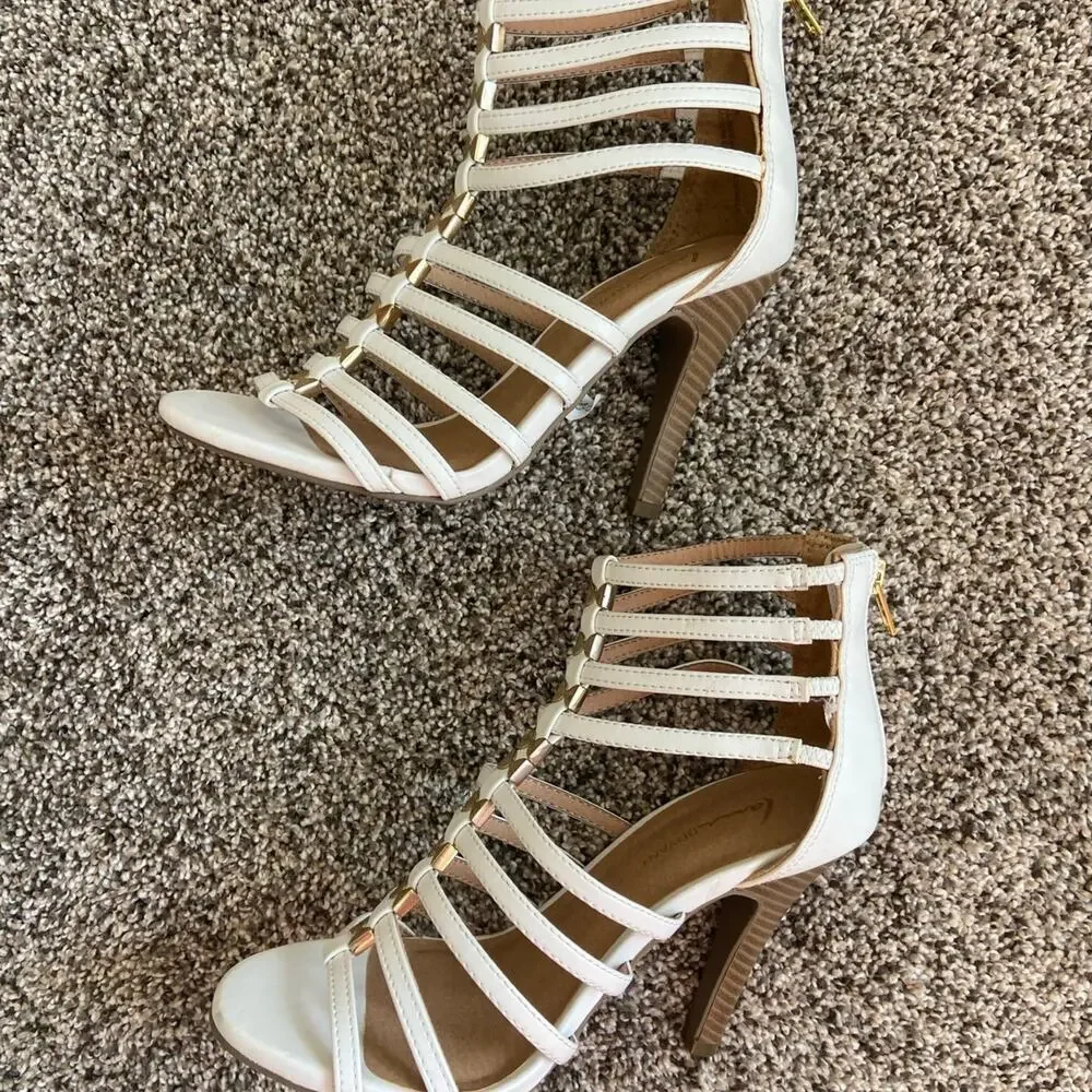 Lane Bryant strappy white heel with gold bows 7w new with defect - Picture 1 of 8